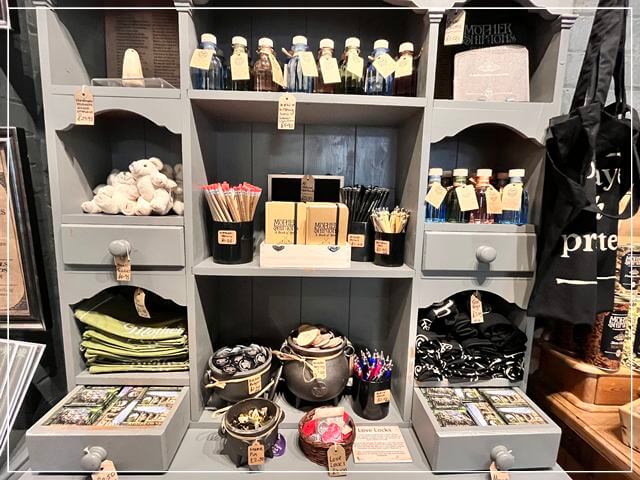 イギリスのナレスボロにあるマザーシップトンミュージアムショップで売られていた文具