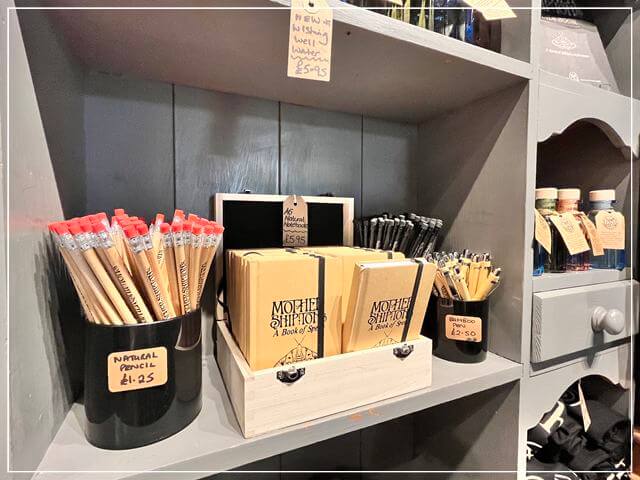 イギリスのナレスボロにあるマザーシップトンミュージアムショップの文具（鉛筆やメモ用紙）