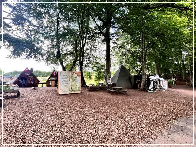 イギリスのナレスボロにあるマザーシップトンの洞窟への道中。森の中に巨大な本や建物が