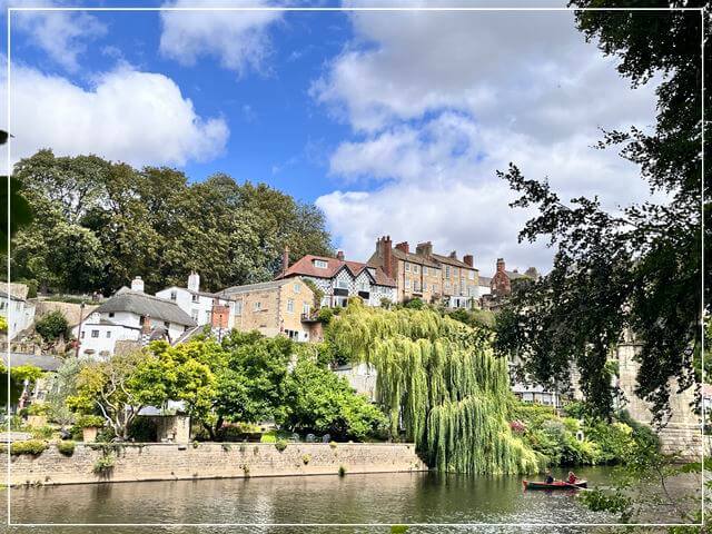 イギリスのナレスボロにあるマザーシップトンの洞窟がある森を歩く