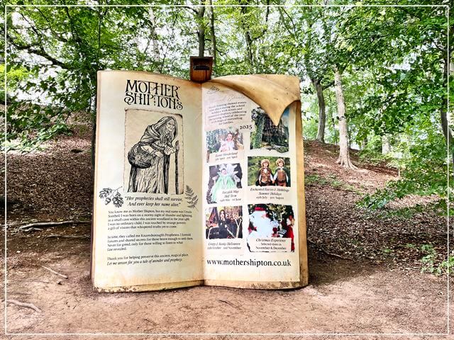 イギリスのナレスボロにあるマザーシップトンの洞窟がある森にあった巨大な本