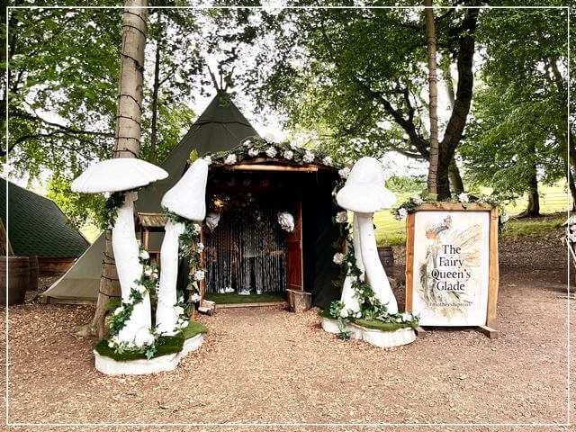イギリスのナレスボロにあるマザーシップトンの洞窟がある森で開催されていたフェアリーフェスティバルの建物