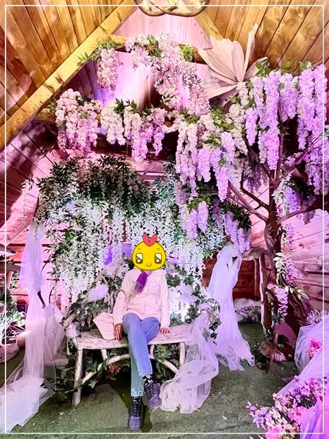 イギリスのナレスボロにあるマザーシップトンの洞窟がある森で開催されていたフェアリーフェスティバルで建てられていた小屋の中