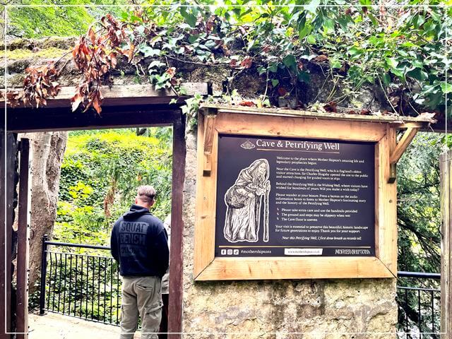 イギリスのナレスボロにあるマザーシップトンの洞窟と滝のある入り口