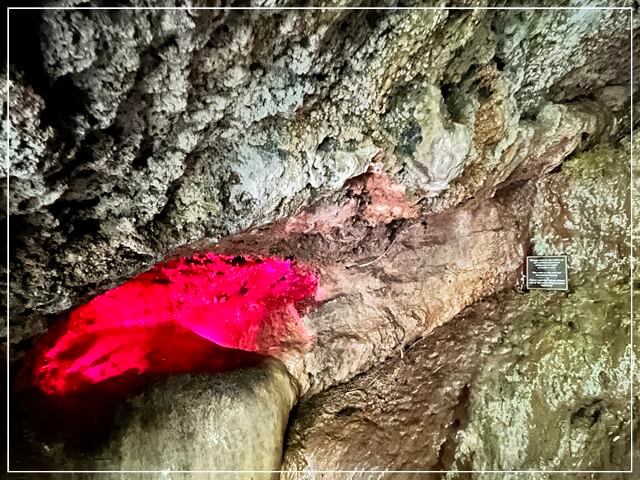 イギリスのナレスボロにあるマザーシップトンの滝の裏側の穴