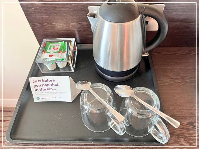 ヒースロー空港直結のkプレミアインのツインルームのドリンク