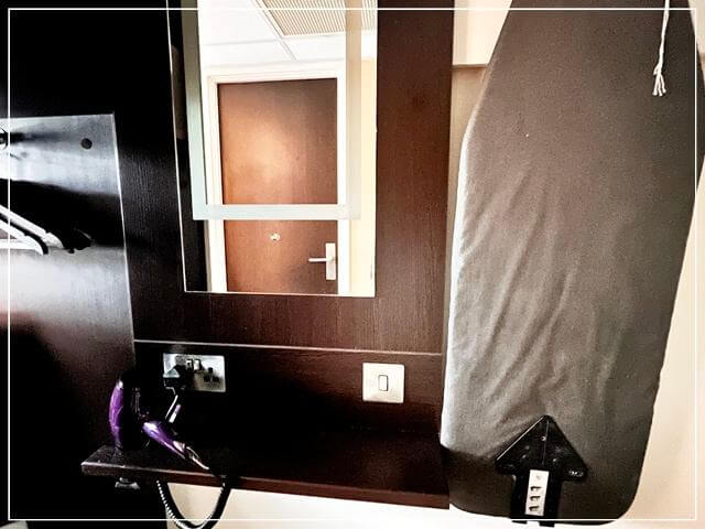 ヒースロー空港直結のkプレミアインのツインルームの鏡やドライヤー