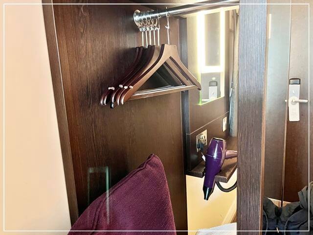 ヒースロー空港直結のkプレミアインのツインルームのハンガーかけ