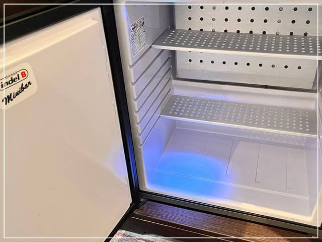 ヒースロー空港直結のkプレミアインのツインルームの冷蔵庫