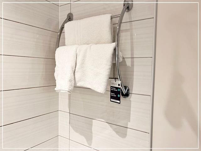 ヒースロー空港直結のkプレミアインのツインルームのタオル