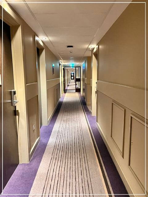 ヒースロー空港直結のホテルプレミアインの廊下