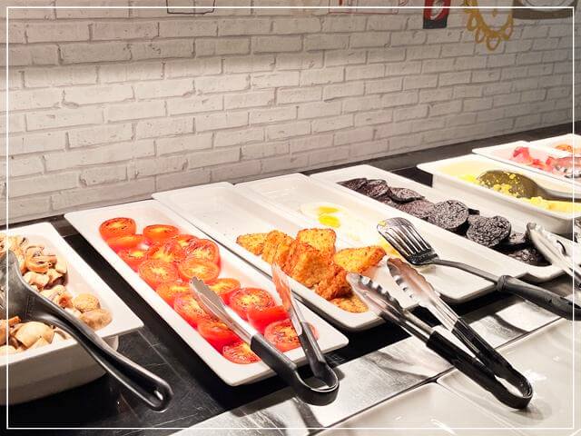 プレミアインの朝食で提供されているベイクドトマトやハッシュドポテト