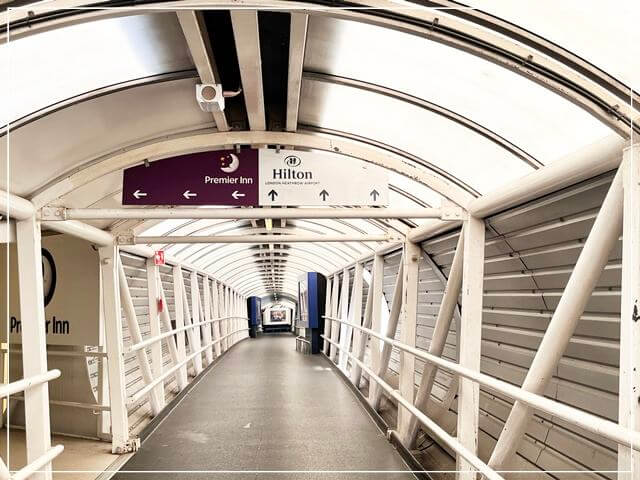 ロンドンヒースロー空港から直結してるプレミアインホテルへの通路