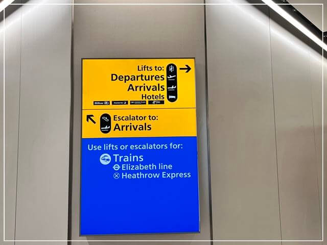 ヒースローターミナル4で案内されている「プレミアイン」の看板