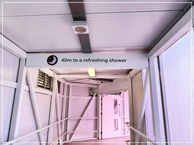 ヒースロー空港直結のホテルプレミアインへ向かう通路①