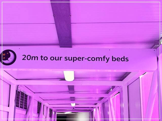 ヒースロー空港直結のホテルプレミアインへ向かう通路②