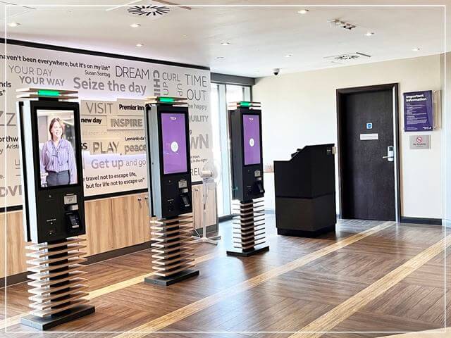 ヒースロー空港直結のホテルプレミアインのチェックイン