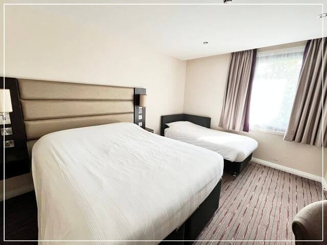 ヒースロー空港直結のkプレミアインのツインルームのベッド