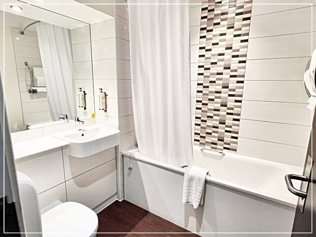 ヒースロー空港直結のkプレミアインのツインルームのバスルーム