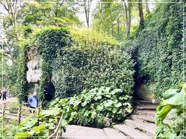 イギリスのナレスボロにあるマザーシップトンの滝の裏側