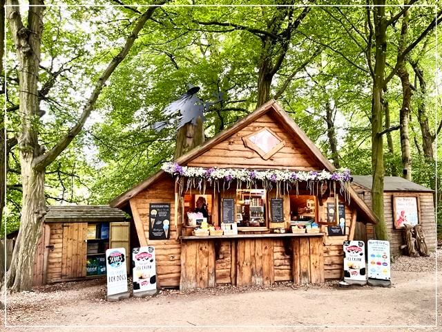 イギリスのナレスボロにあるマザーシップトンの洞窟がある森。ドリンクやスナックの販売がある出店がある。