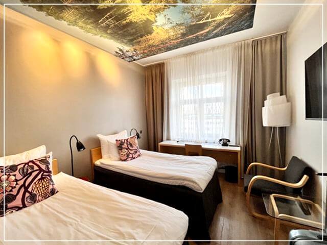 フィンランドのヘルシンキにあるホテルヘルカの2ベッドの部屋