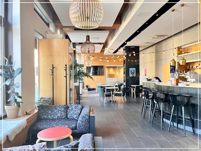 フィンランドのヘルシンキにあるホテルヘルカのロビーとカフェ