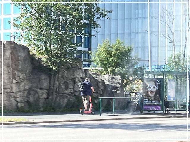 フィンランドで電動キックボードにのる人