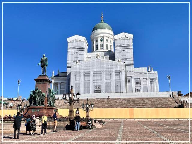 工事中のヘルシンキ大聖堂を遠くから見たところ