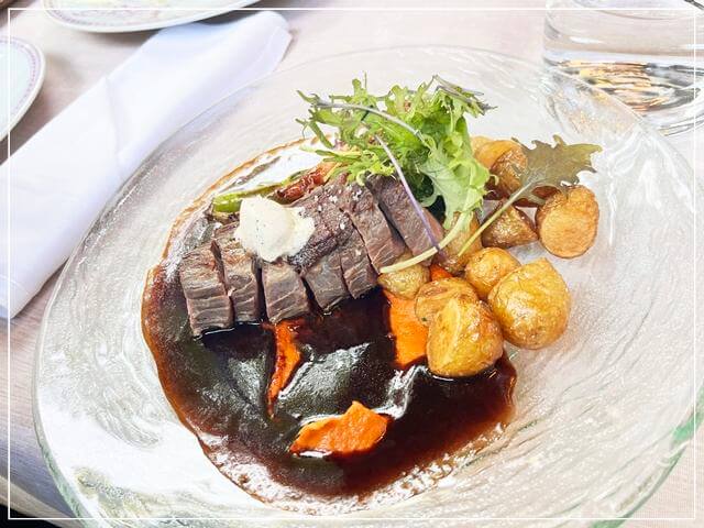 フィンランドのヘルシンキにある「Kappeli」レストランで食べたお肉