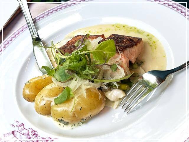 フィンランドのヘルシンキにある「Kappeli」レストランで食べたサーモン料理