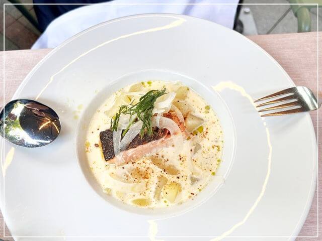 フィンランドのヘルシンキにある「Kappeli」レストランで食べたサーモンスープ