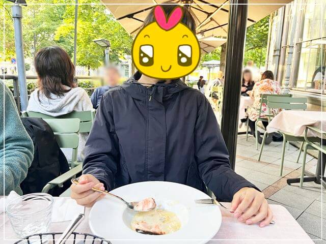 フィンランドのヘルシンキにある「Kappeli」レストランでサーモンスープを食べる娘