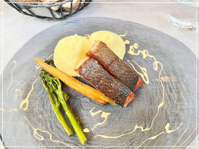 フィンランドのヘルシンキにある「Kappeli」レストランで食べたサーモンのグリル