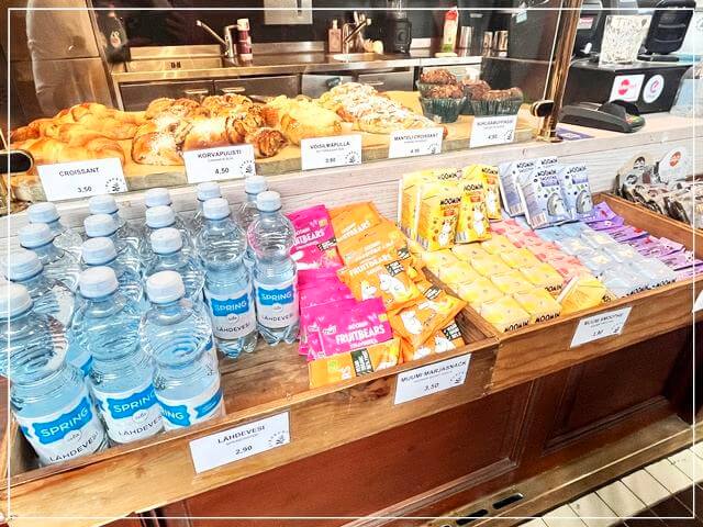 ヘルシンキのオールド・マーケットホールで売られていたお水やスナック、パンなど