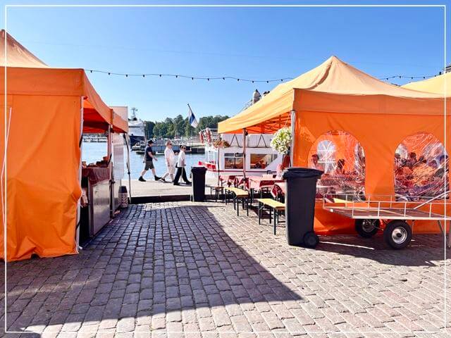 Kauppatoriマーケット広場。飲食できるテントもあり
