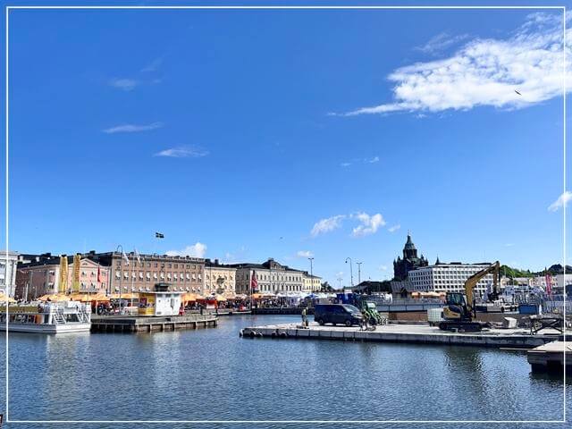 Kauppatoriマーケット広場は港の前にある