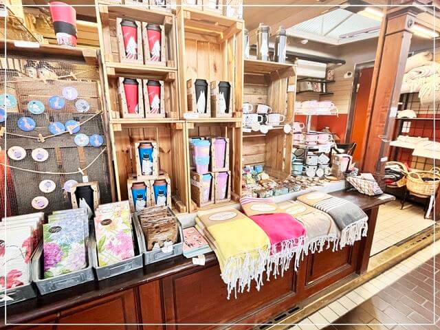 ヘルシンキのオールド・マーケットホールで売られているブランケットやムーミンのボトルなど