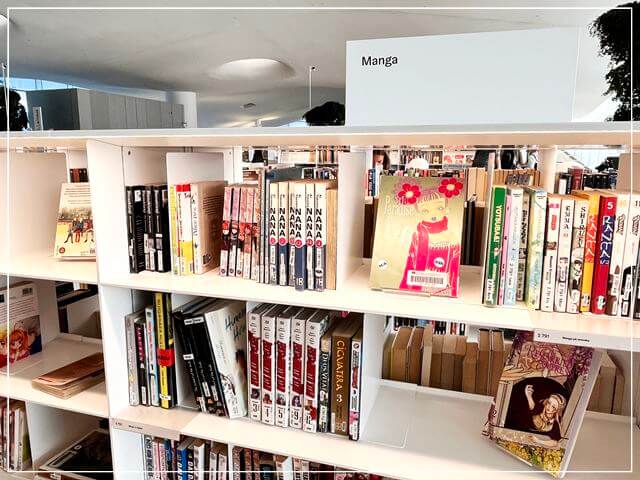 フィンランドの公共図書館Oodi（オーディ）の3階の読書ゾーンにある漫画