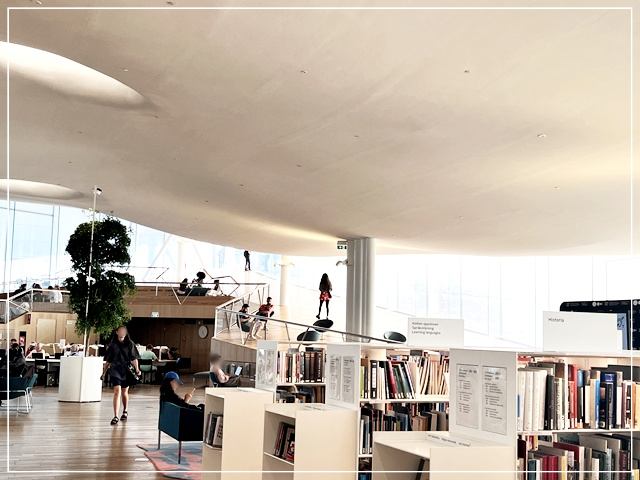 フィンランドの公共図書館Oodi（オーディ）の3階の読書ゾーン