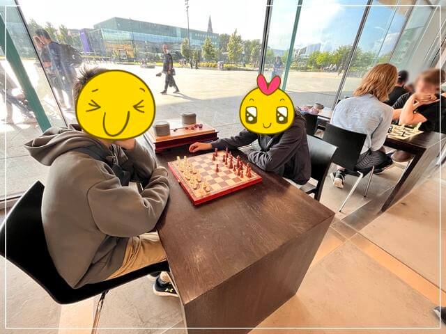 フィンランドの公共図書館Oodi（オーディ）1階にあるチェスで遊ぶ子ども達