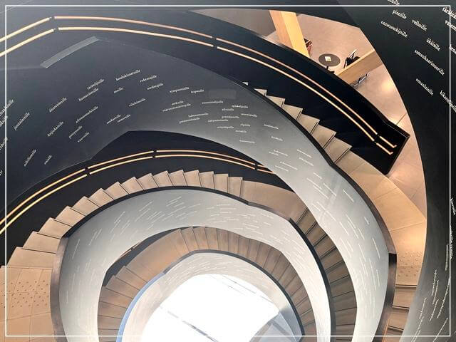 フィンランドの公共図書館Oodi（オーディ）の螺旋階段