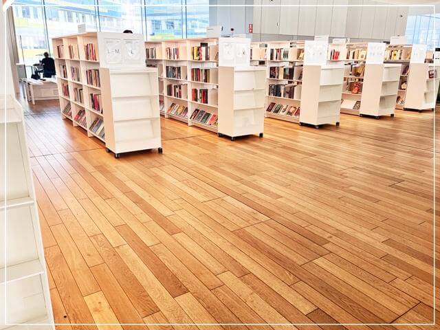 フィンランドの公共図書館Oodi（オーディ）の3階の読書ゾーンの本棚