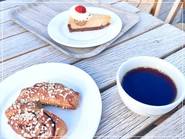 フィンランドの公共図書館Oodi（オーディ）の3階の読書ゾーンのカフェで買ったケーキとシナモンロール