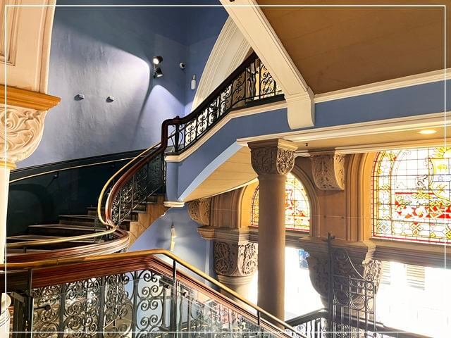 シドニーの有名なショッピングモール「クイーン・ヴィクトリア・ビルディング」の美しい階段