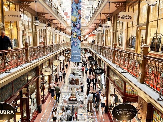 シドニー最古のショッピングモール「ザ ストランド アーケード」の中