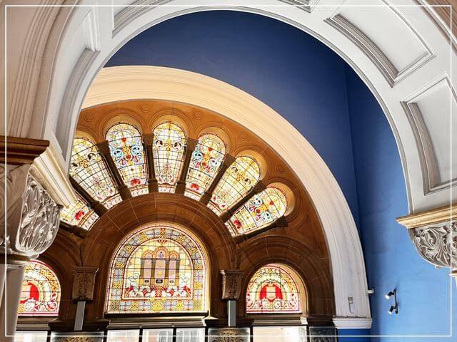 有名なショッピングモール「クイーン・ヴィクトリア・ビルディング」のステンドグラス