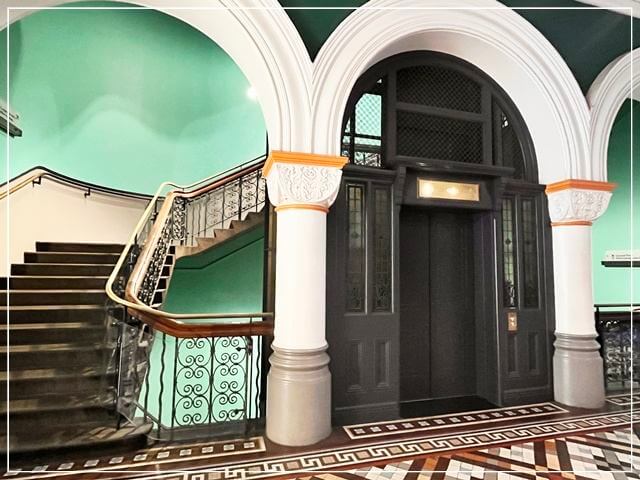 シドニーの有名なショッピングモール「クイーン・ヴィクトリア・ビルディング」のエレベーター