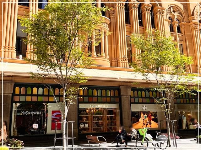 シドニーの有名なショッピングモール「クイーン・ヴィクトリア・ビルディング」は高級ブランド店が入っている