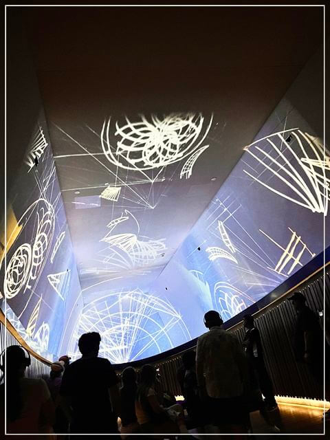 シドニーオペラハウス英語ツアーの様子。歴史について映像で学ぶ